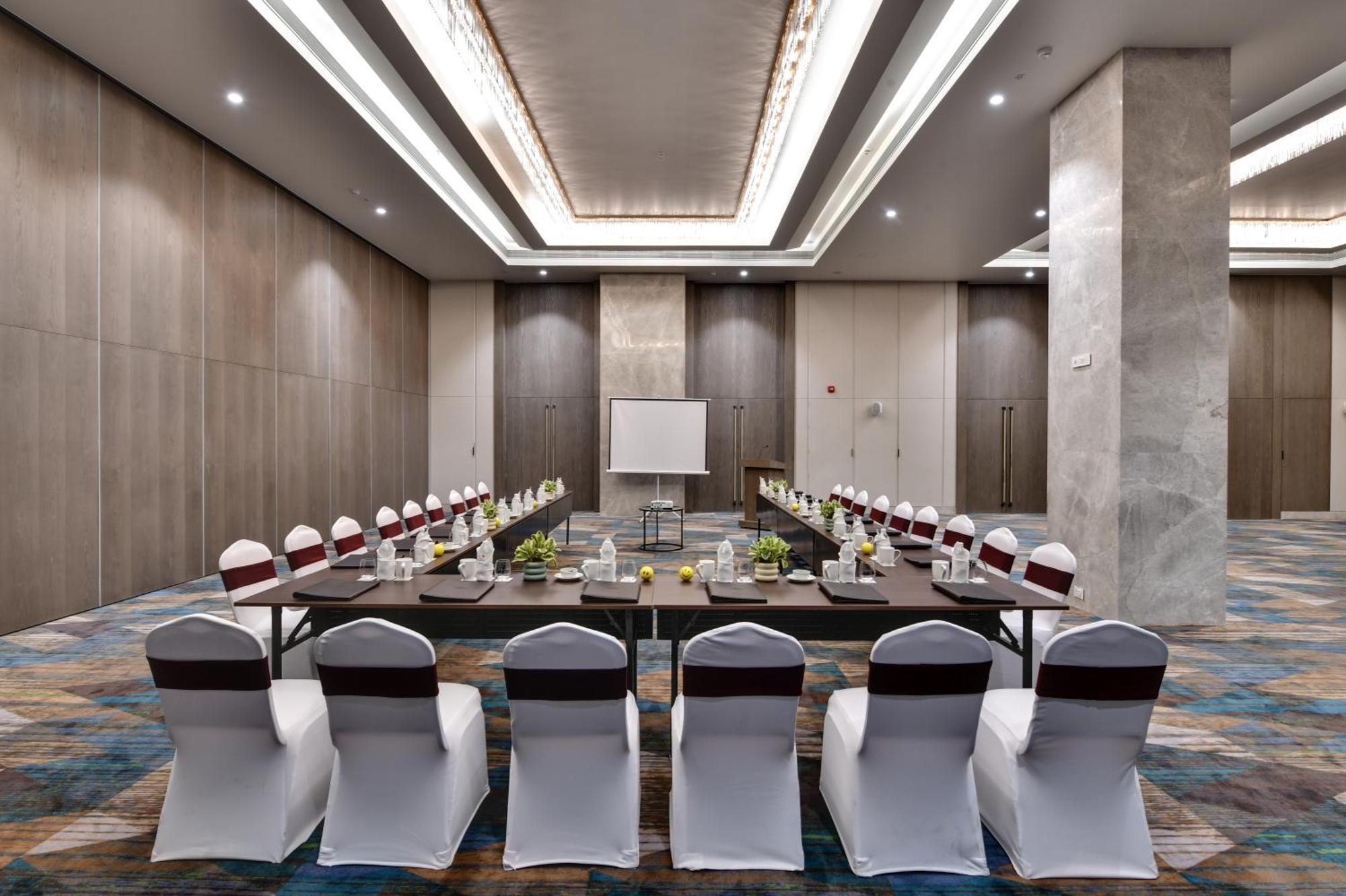 The Fern Residency, Gandhinagar Otel Dış mekan fotoğraf